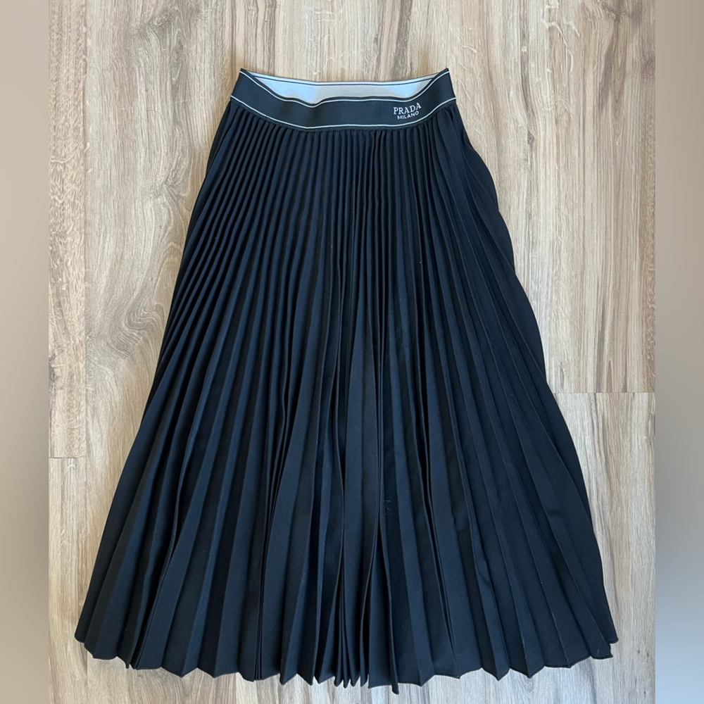 Prada black pleated skirt - small